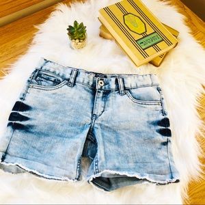 🚨leaving soon🚨LEVIS LIGHT WASH BOYFRIEND SHORTS